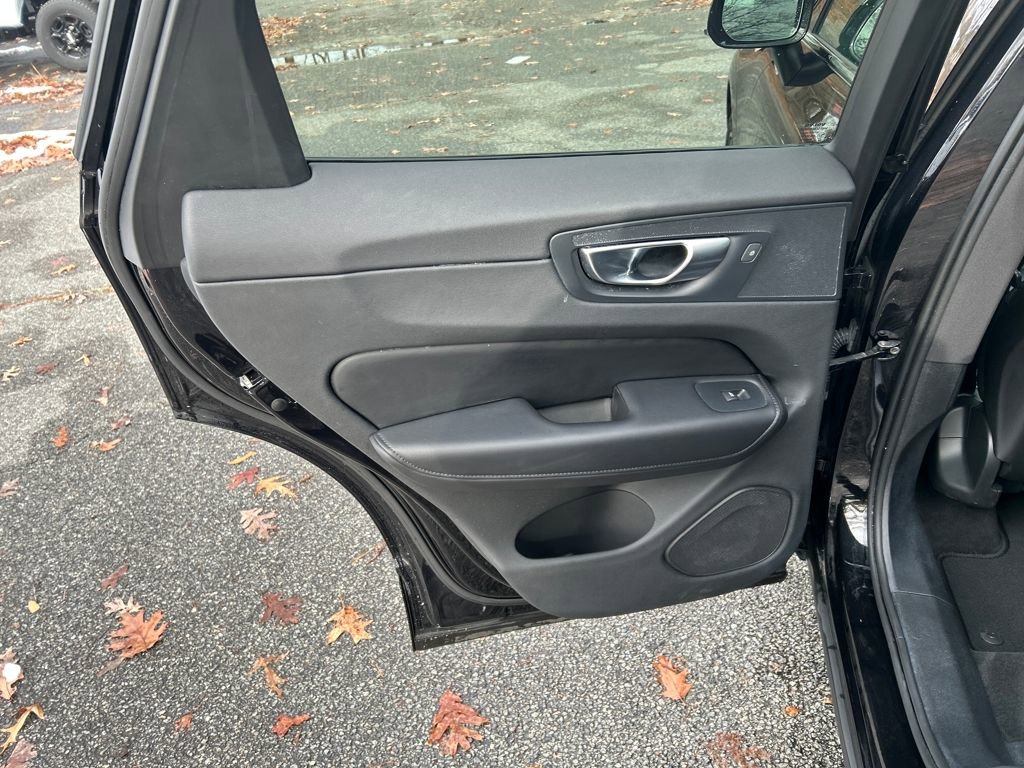 Used 2024 Volvo XC60 B5 Plus image 23