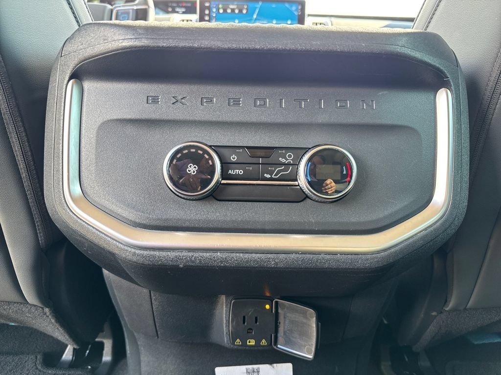 Used 2025 Ford Expedition Active AWD/4WD image 36