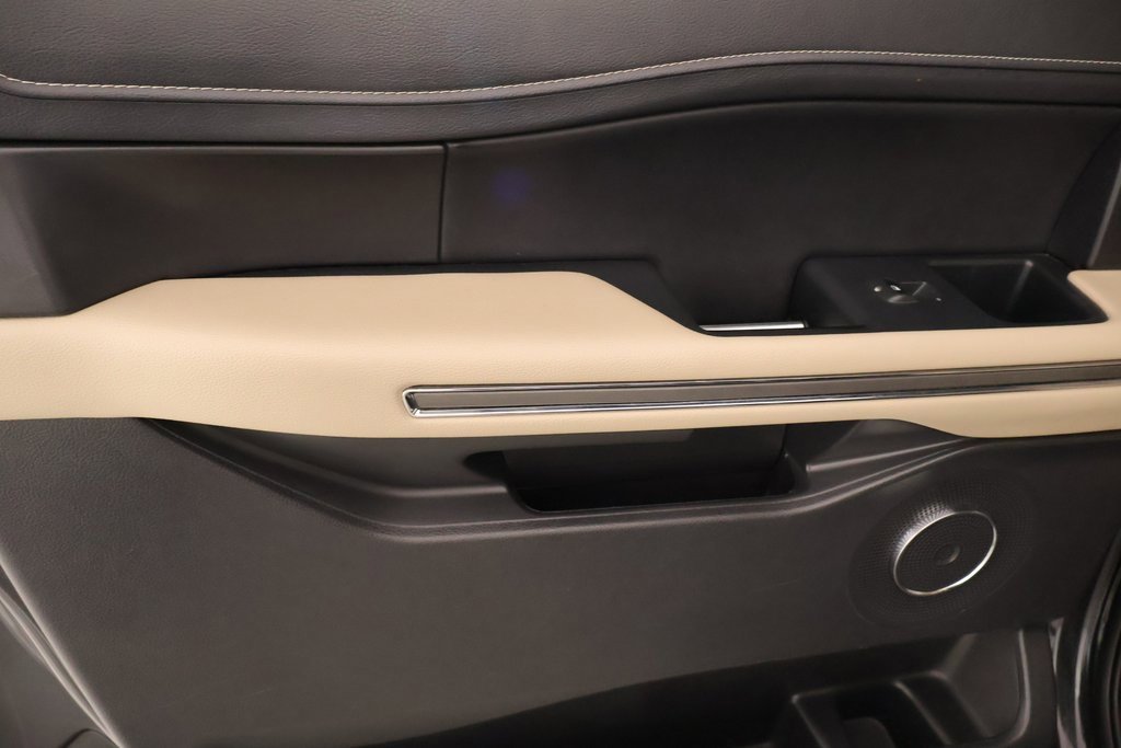 Used 2023 Ford Expedition Max XLT image 18