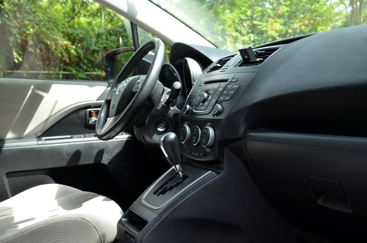 Used 2012 MAZDA MAZDA5 Touring w/ Moonroof & Audio Pkg FWD image 14