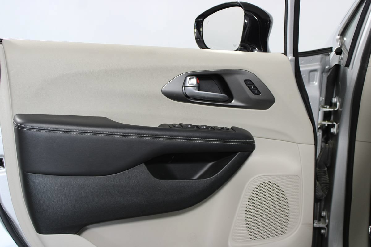 Used 2024 Chrysler Pacifica Touring-L FWD image 10