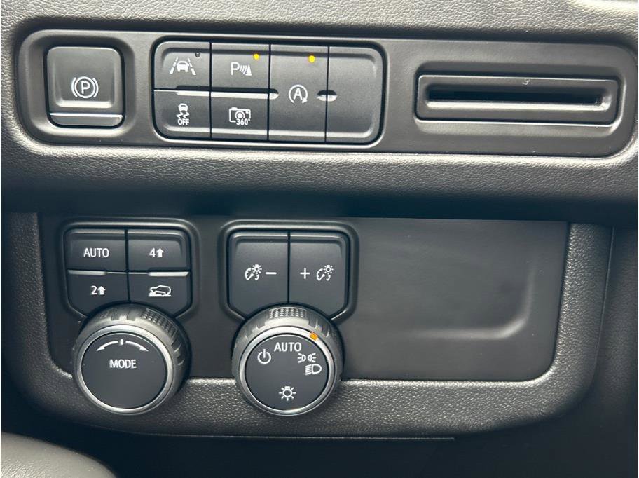 Used 2023 Chevrolet Suburban RST w/ Luxury Package image 21