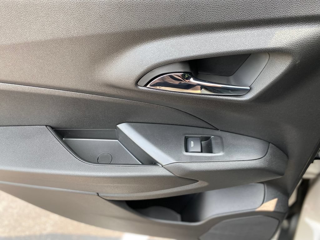 New 2026 Chevrolet Trax RS w/ Sunroof Package FWD image 17
