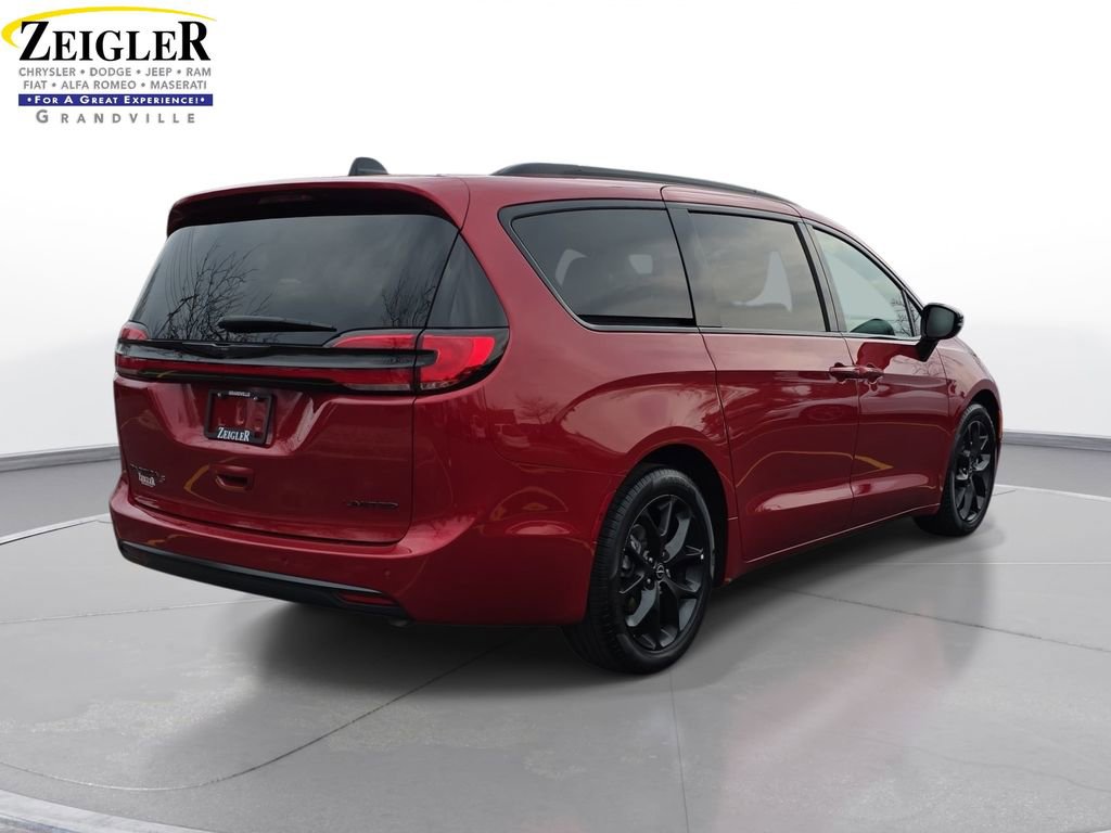 Used 2025 Chrysler Pacifica Limited image 5