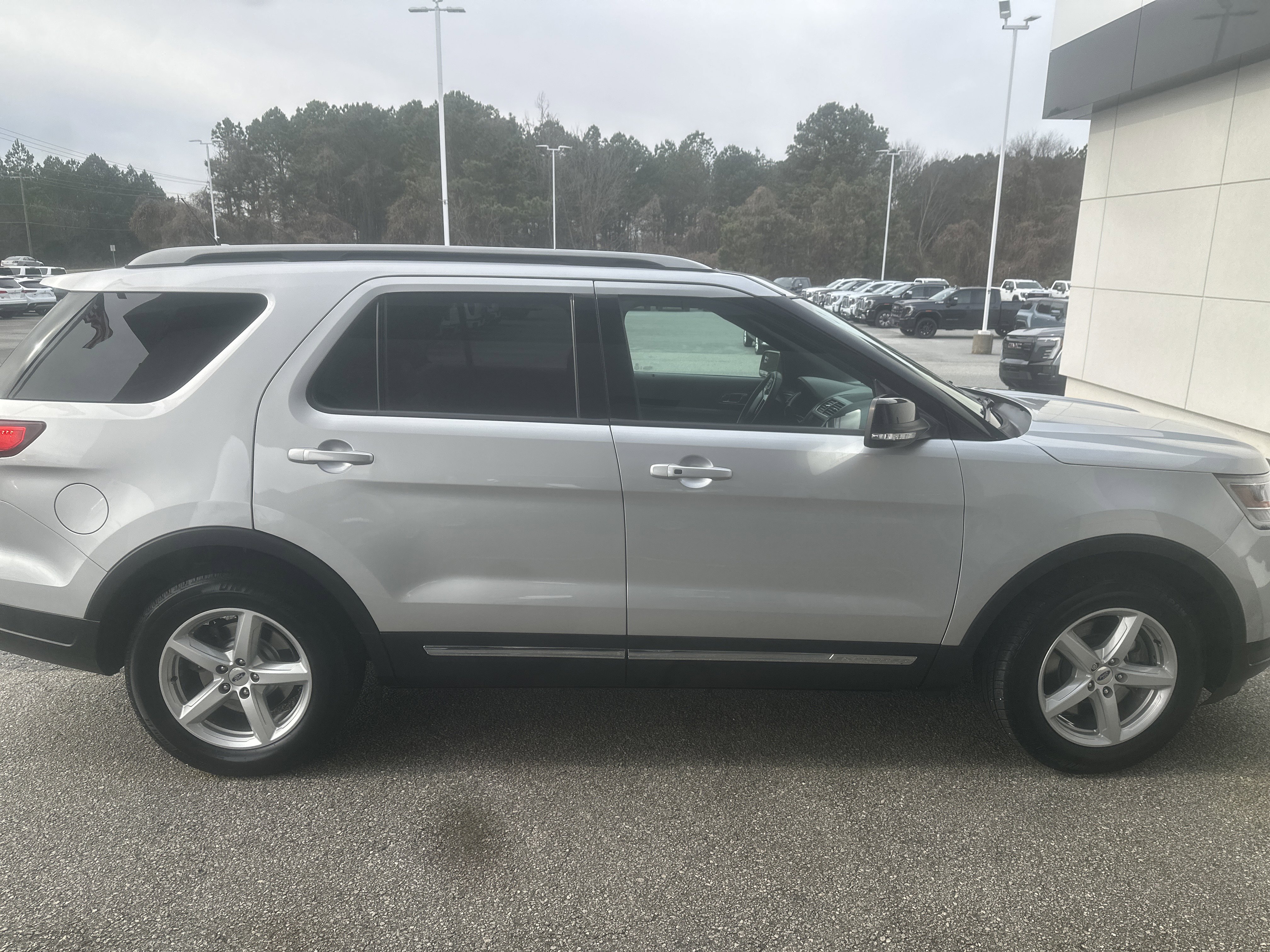 Used 2018 Ford Explorer XLT w/ Equipment Group 202A image 9