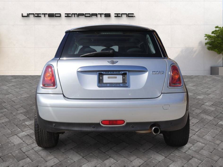 Used 2010 MINI Cooper Hardtop image 4