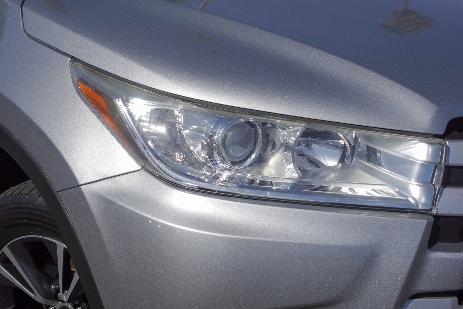 Used 2018 Toyota Highlander LE AWD/4WD image 2