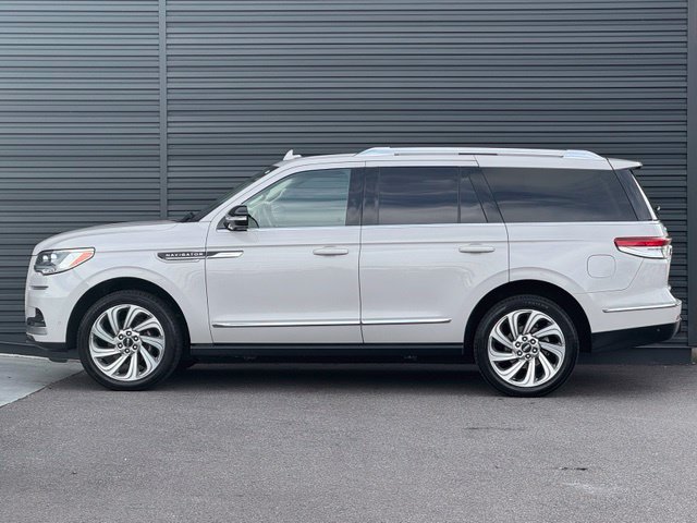 Used 2024 Lincoln Navigator Reserve AWD/4WD image 2