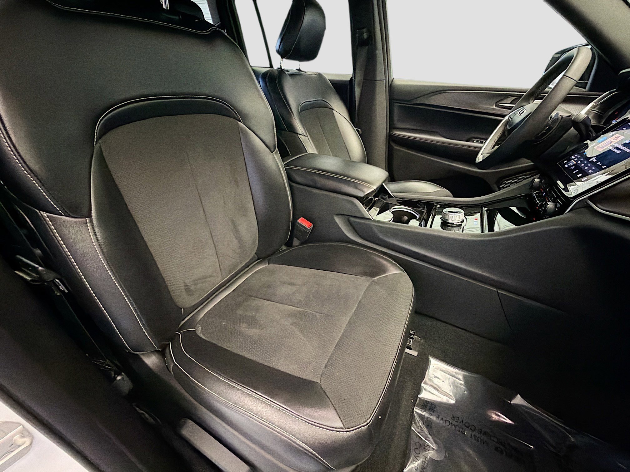 Used 2023 Jeep Grand Cherokee Altitude image 14