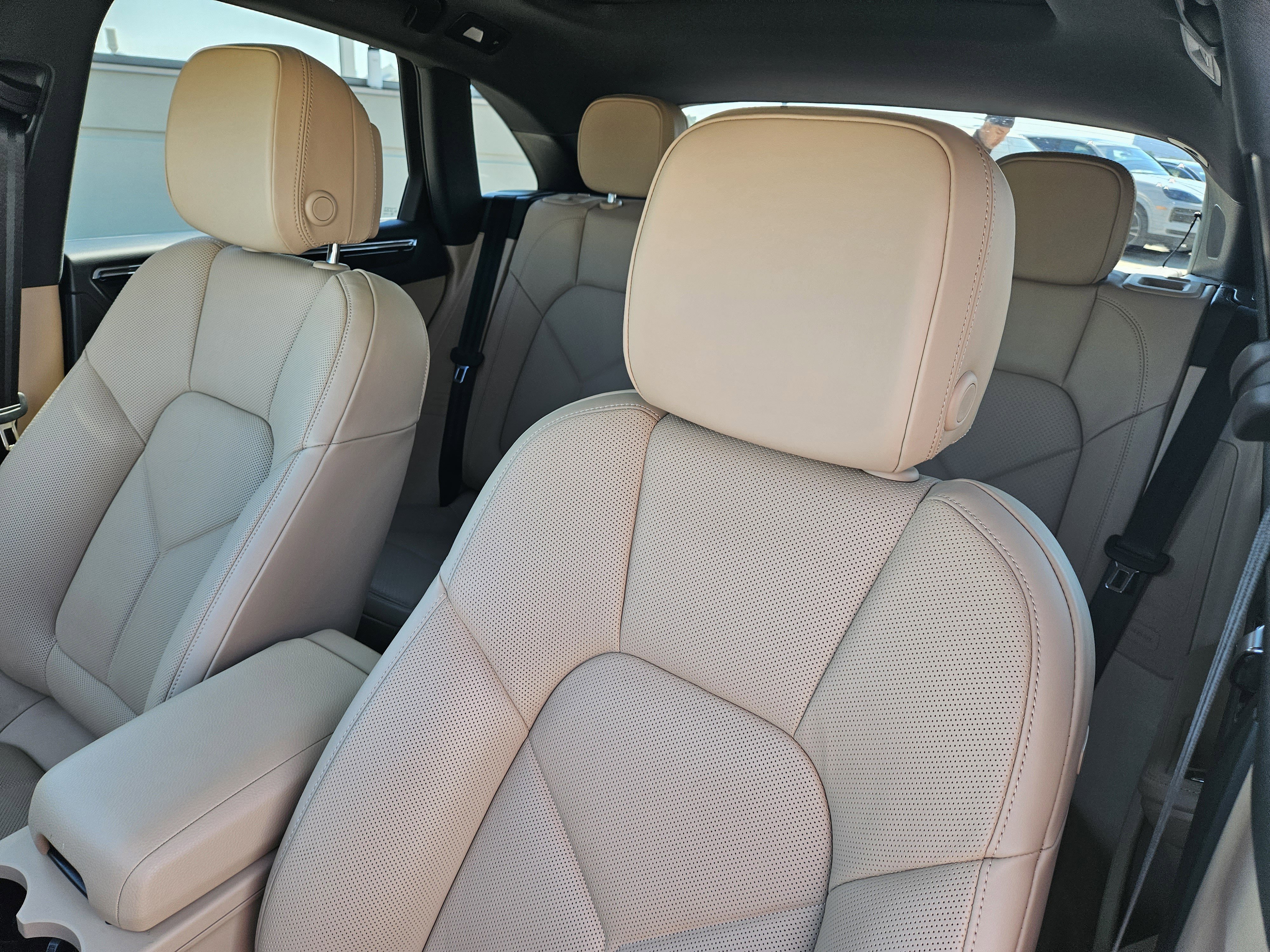 Certified 2025 Porsche Macan image 6