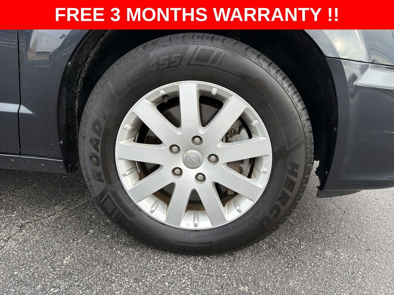 Used 2014 Chrysler Town & Country Touring FWD image 10