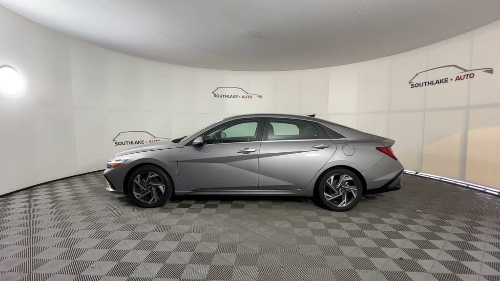 Used 2025 Hyundai Elantra Limited FWD image 5