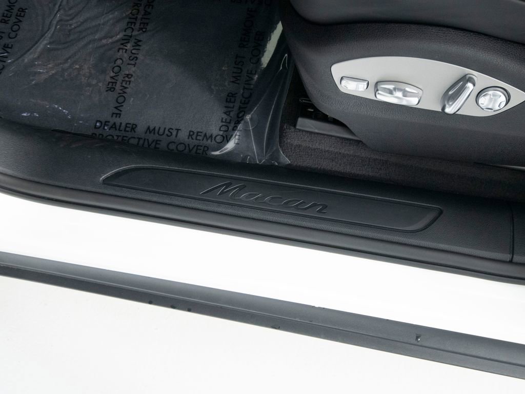 Certified 2025 Porsche Macan image 23
