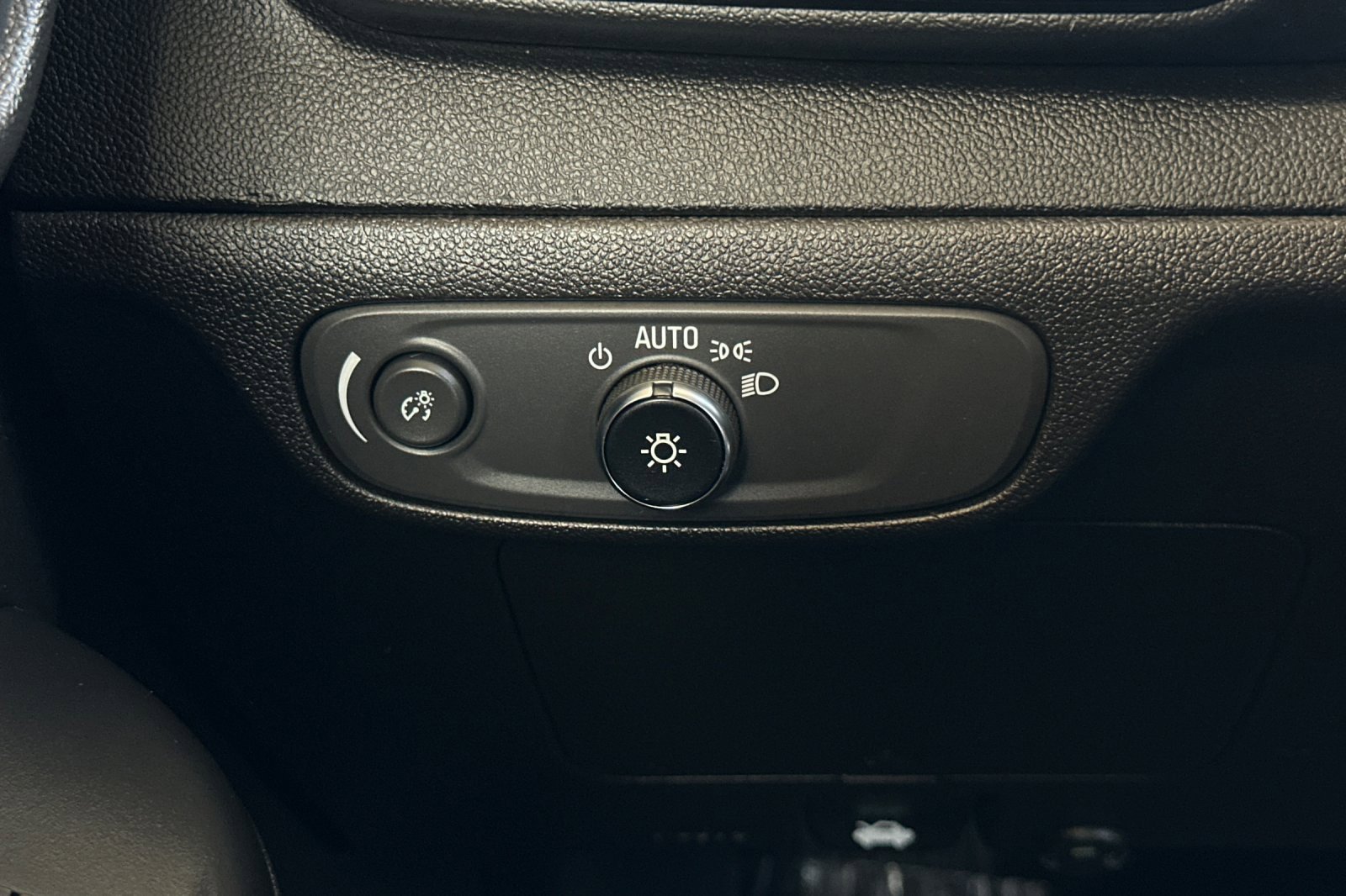 Certified 2022 Chevrolet Bolt EUV LT w/ Convenience Package image 35