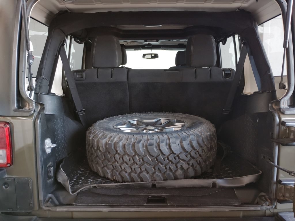 Used 2015 Jeep Wrangler Unlimited Rubicon w/ Connectivity Group AWD/4WD image 17