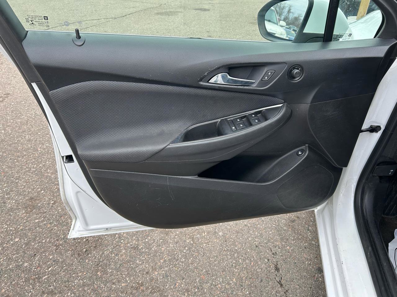 Used 2018 Chevrolet Cruze LT image 14