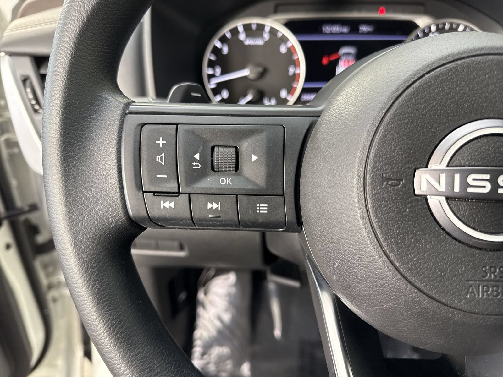 Used 2023 Nissan Rogue S AWD/4WD image 12
