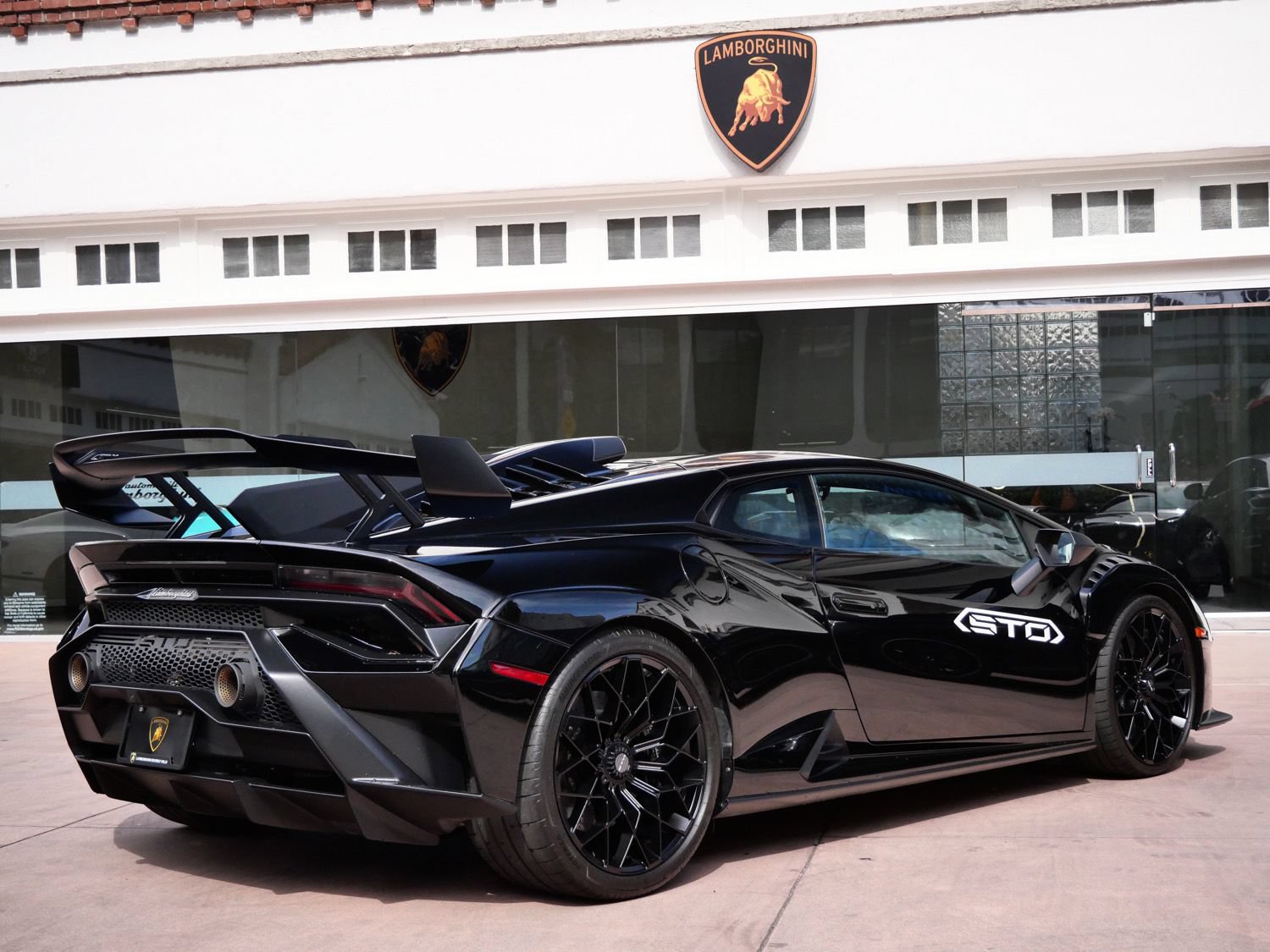 Used 2023 Lamborghini Huracan STO RWD image 3