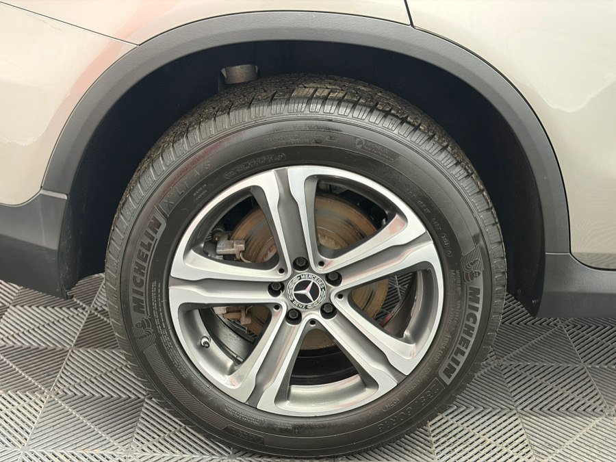 Used 2019 Mercedes-Benz GLC 300 4MATIC w/ Premium Package image 33