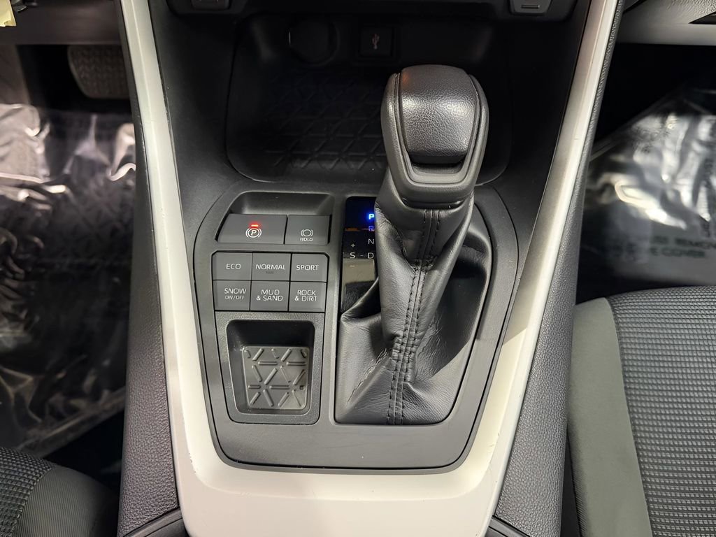 Used 2022 Toyota RAV4 LE image 23