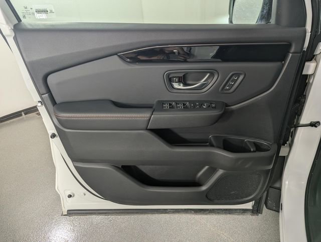 Used 2025 Honda Pilot TrailSport image 9