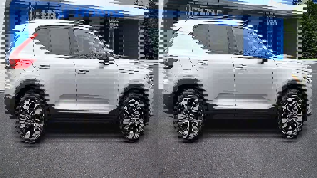 Used 2023 Volvo XC40 B5 Ultimate w/ Protection Package Premier image 9