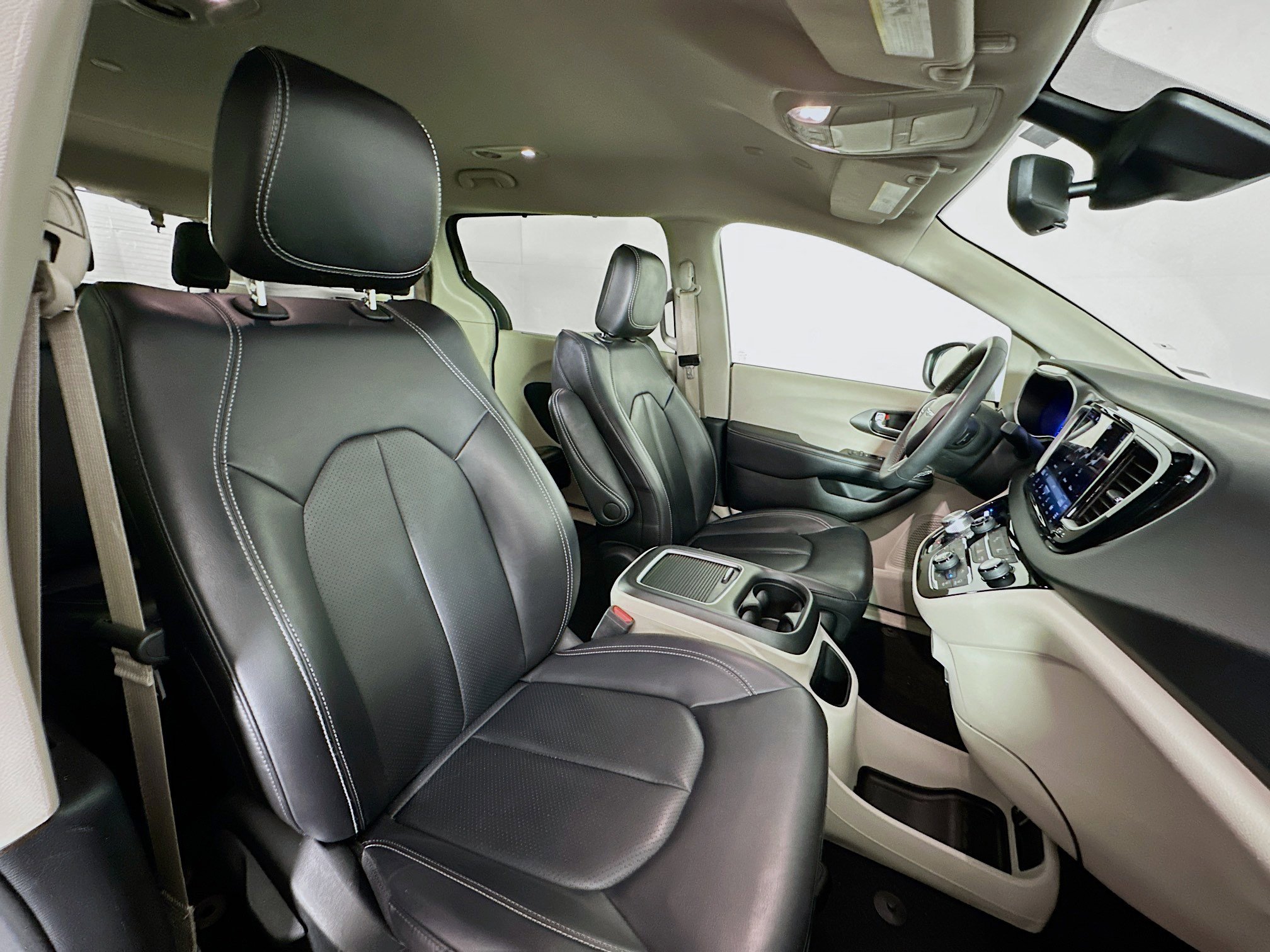 Used 2023 Chrysler Pacifica Touring-L image 31