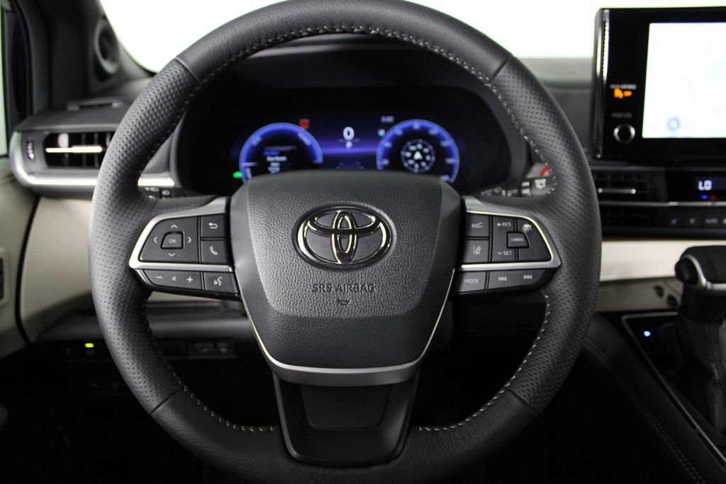 Used 2025 Toyota Sienna Platinum image 27