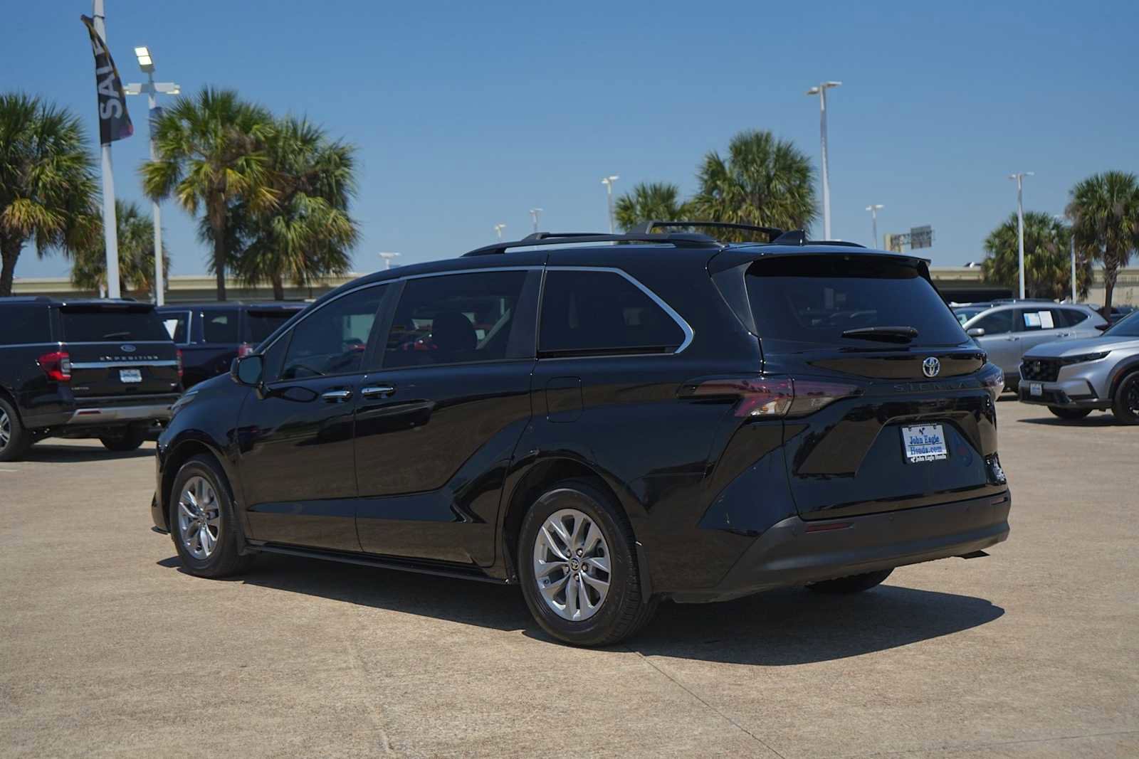 Used 2023 Toyota Sienna XLE FWD image 4