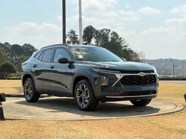 Used 2025 Chevrolet Trax LT FWD image 1