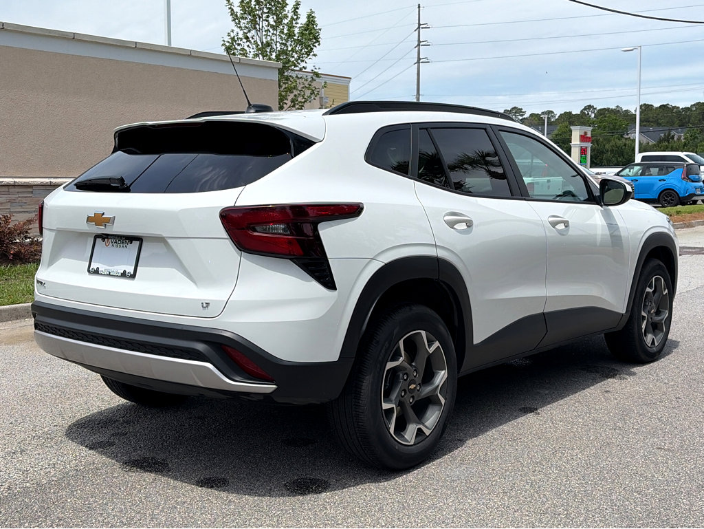 Used 2025 Chevrolet Trax LT FWD image 23