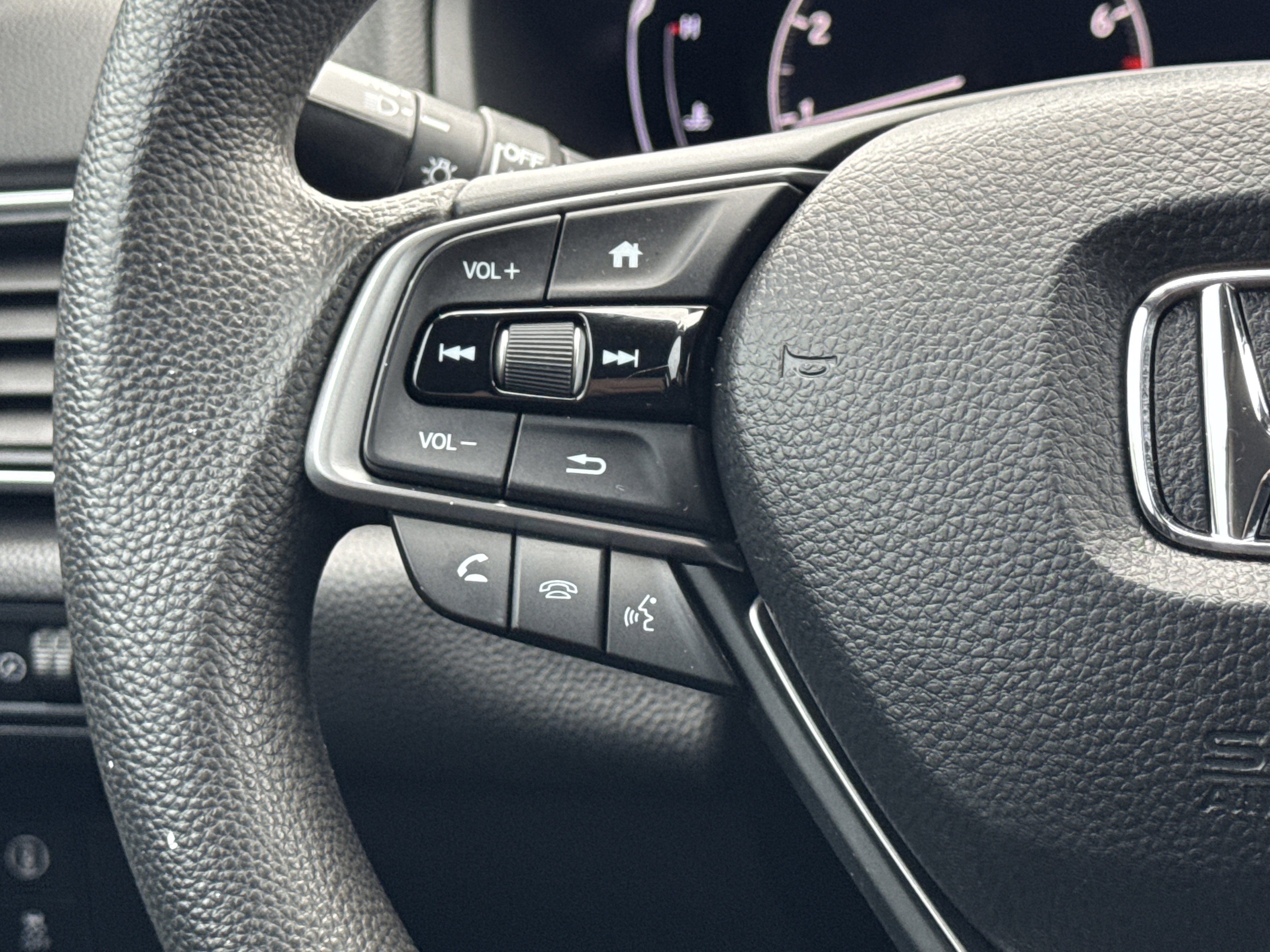 Used 2018 Honda Accord EX image 5