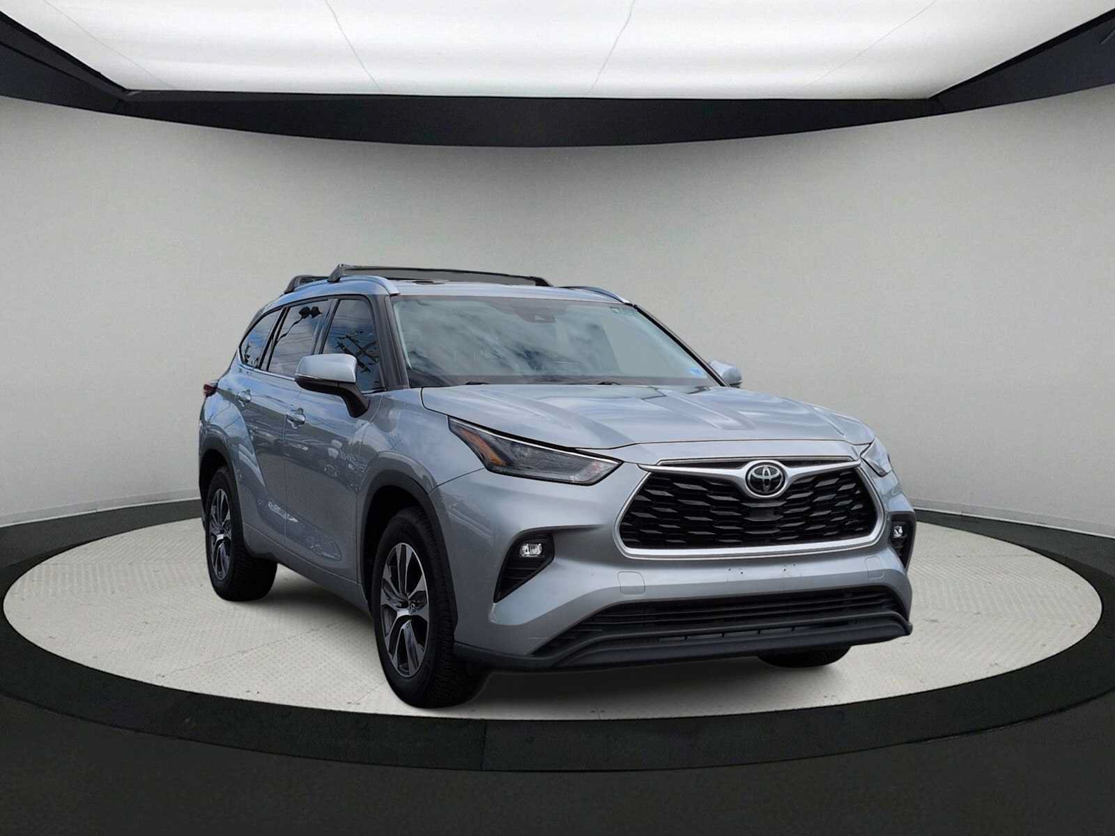 Used 2021 Toyota Highlander XLE FWD image 2