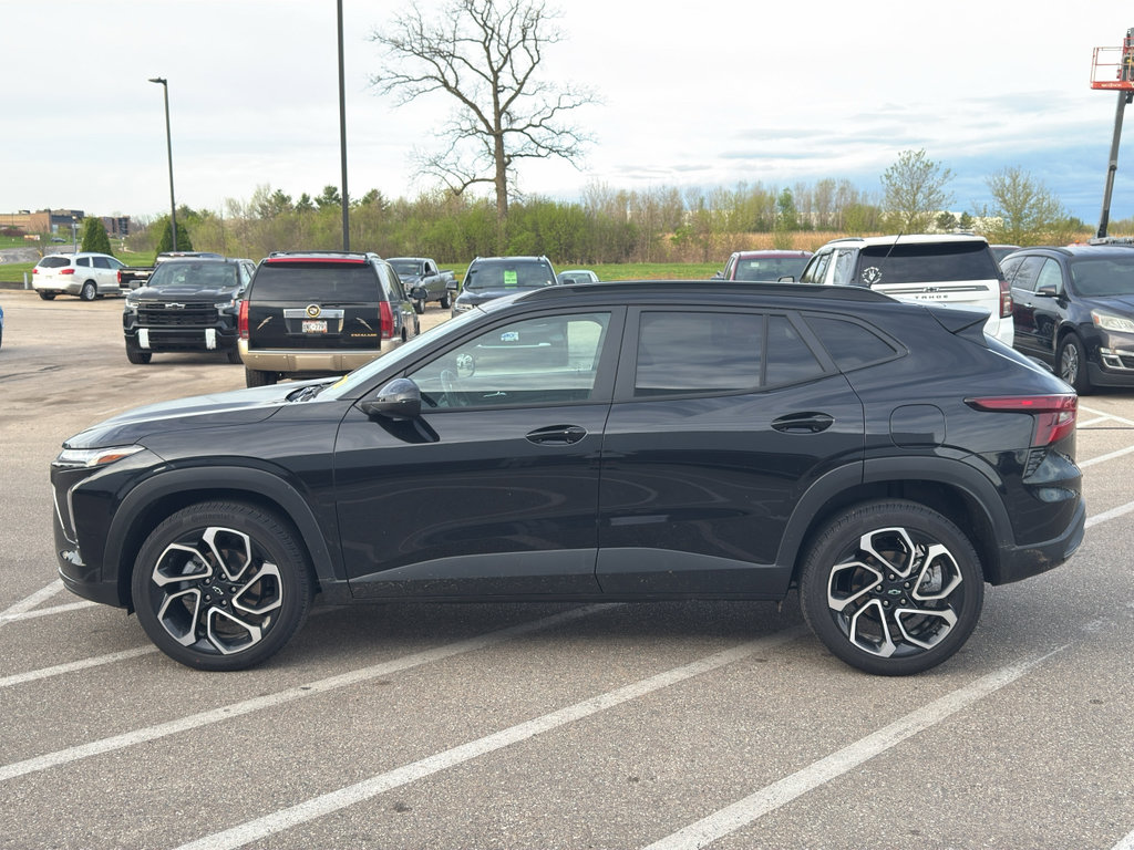 Used 2024 Chevrolet Trax RS w/ Sunroof Package FWD image 2