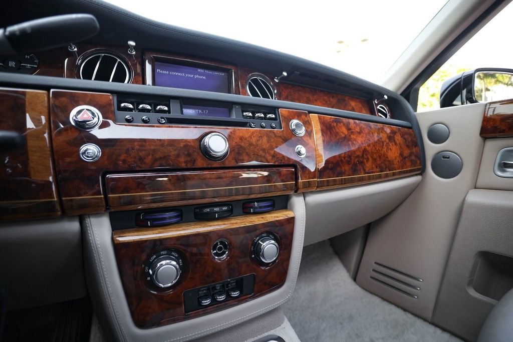 Used 2005 Rolls-Royce Phantom Sedan image 36
