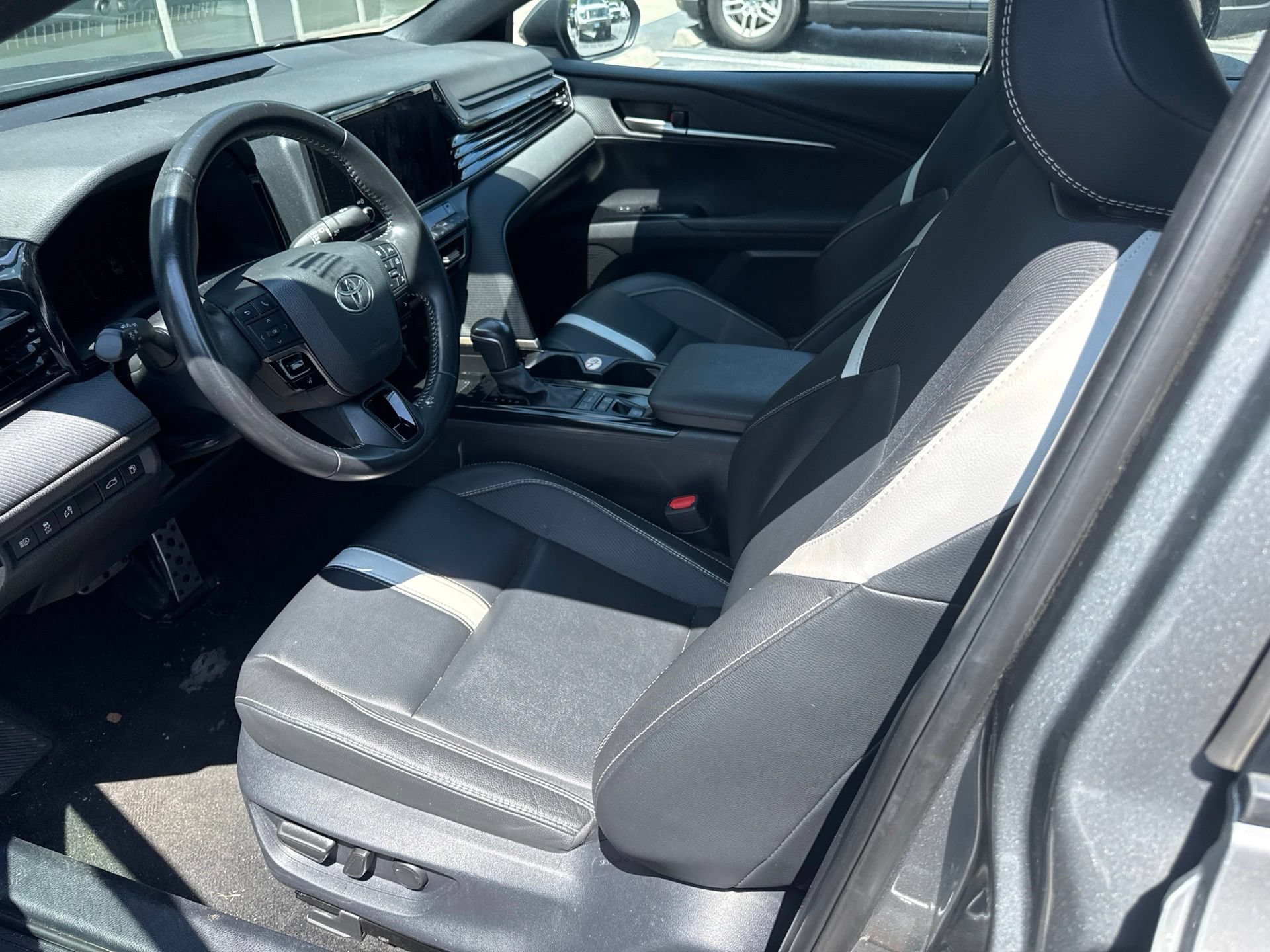 Used 2025 Toyota Camry SE FWD image 15