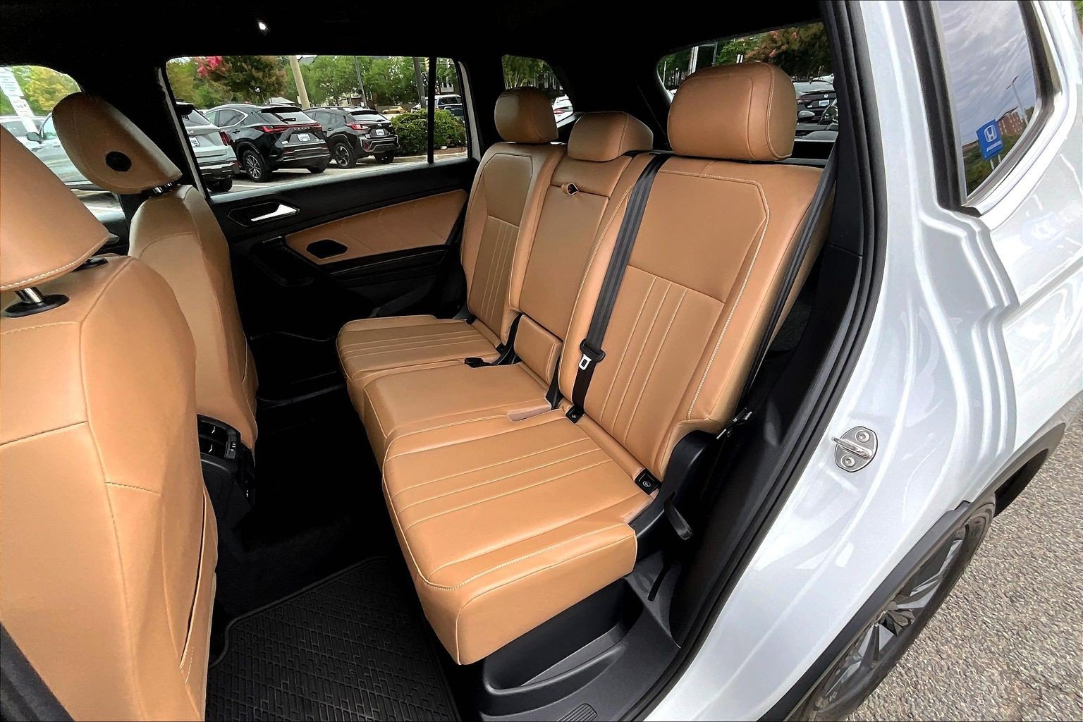 Used 2024 Volkswagen Tiguan SE w/ Panoramic Sunroof Package AWD/4WD image 28
