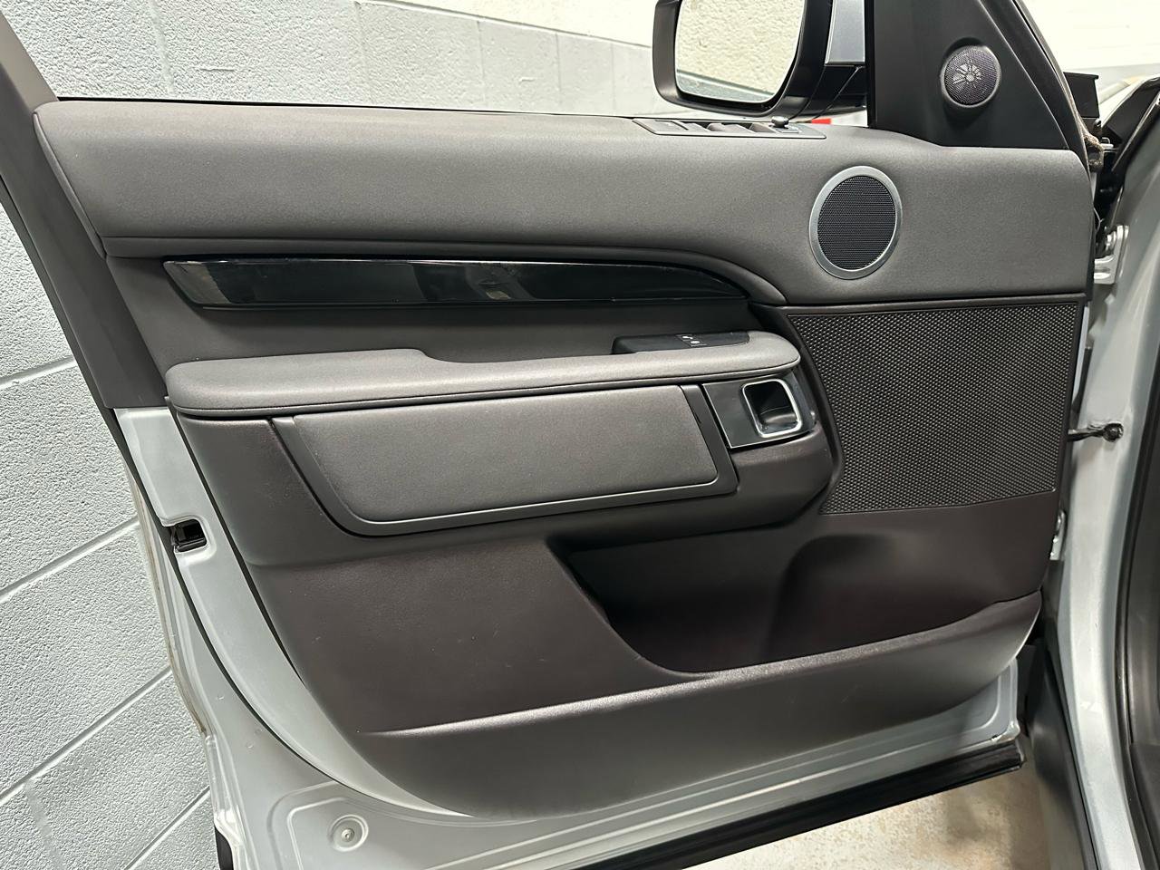 Used 2018 Land Rover Discovery SE AWD/4WD image 15