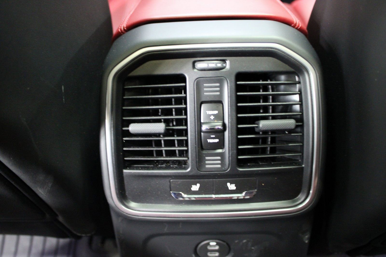 Certified 2025 Porsche Macan image 36