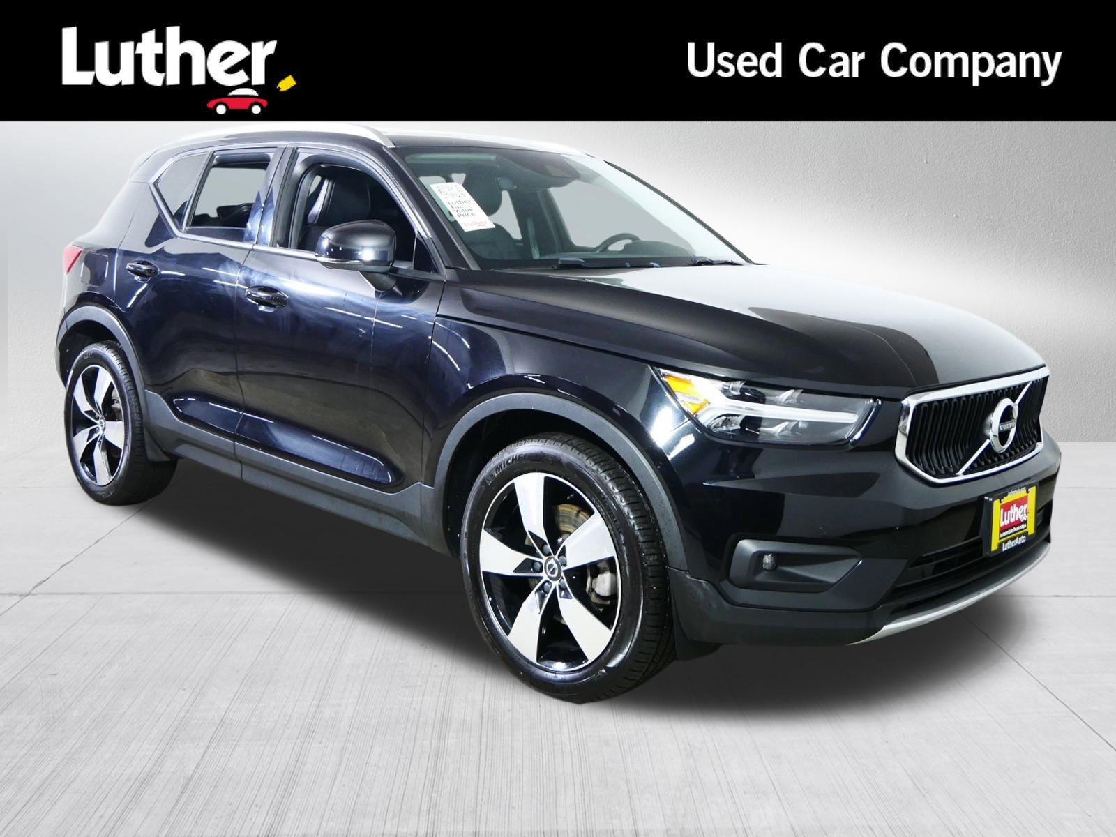 Used 2021 Volvo XC40 T5 Momentum image 1