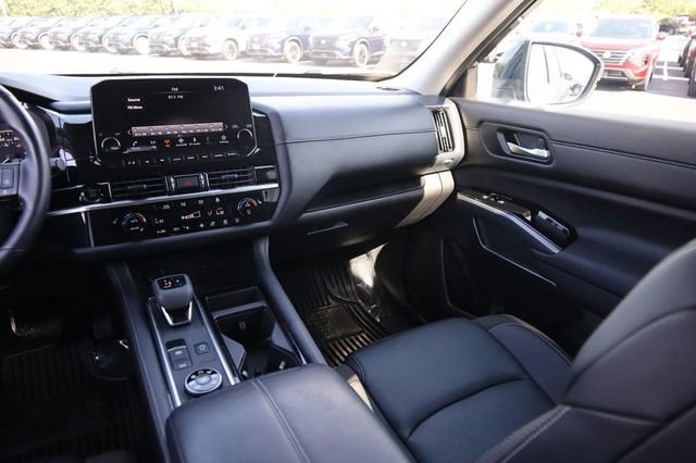 Certified 2025 Nissan Pathfinder SL w/ Black Appearance Package AWD/4WD image 28