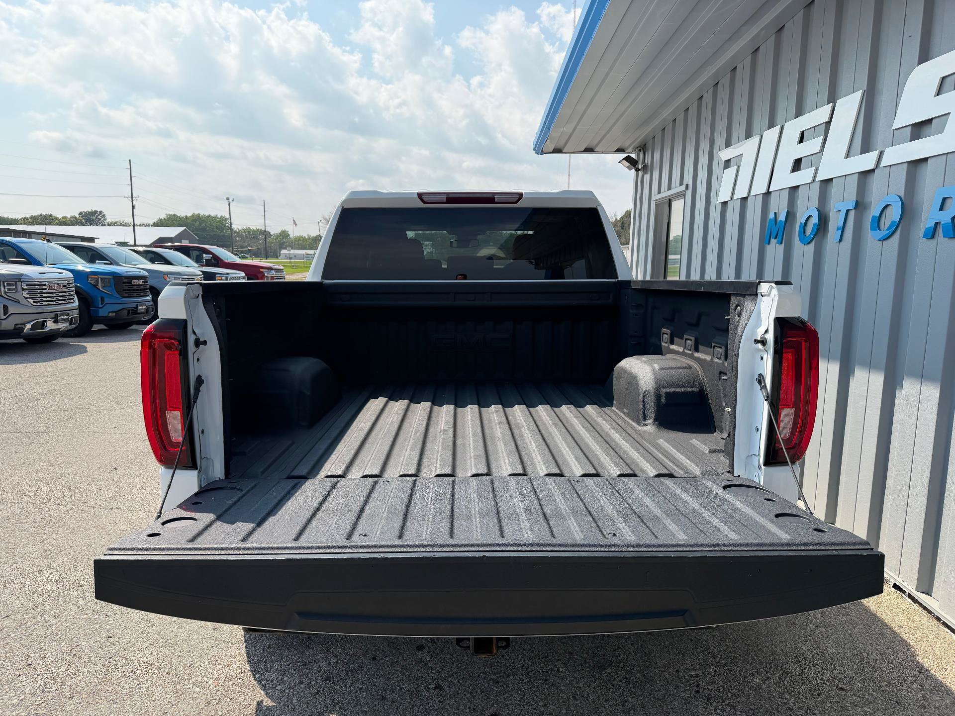 Used 2023 GMC Sierra 1500 SLT AWD/4WD image 8