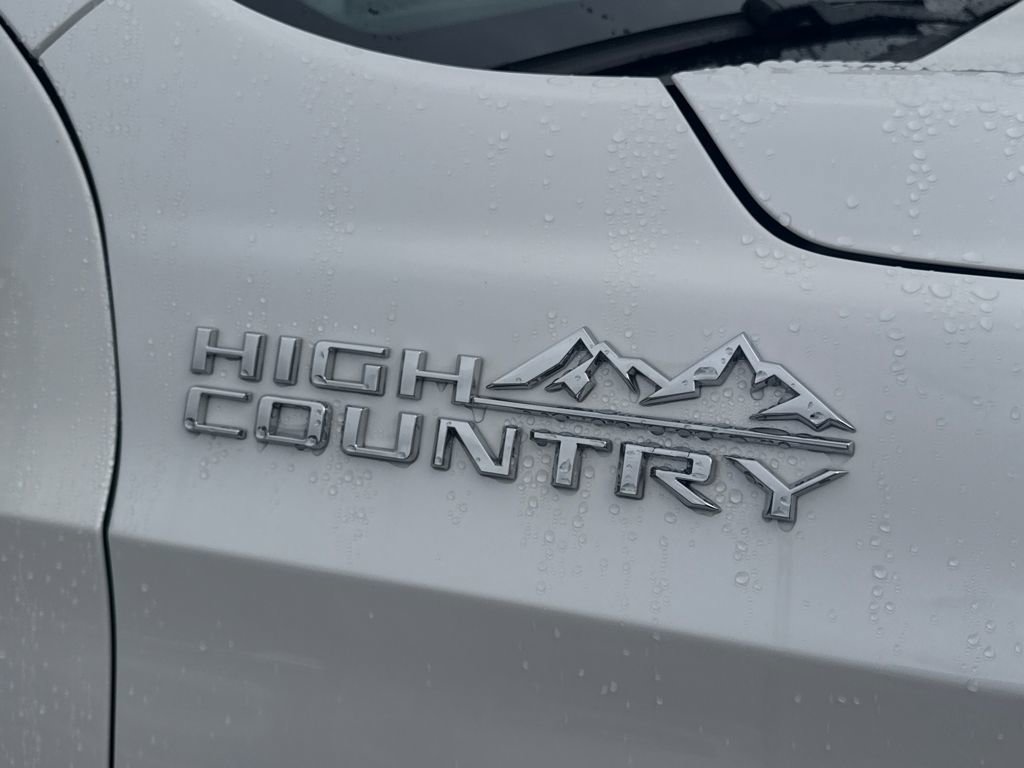 Used 2023 Chevrolet Suburban High Country image 11