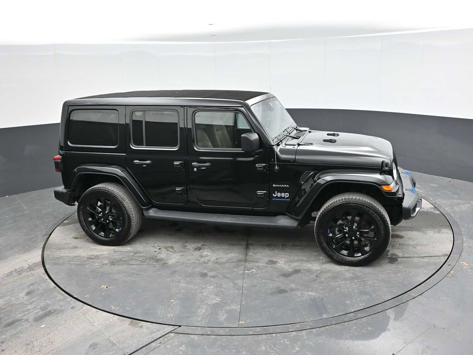 Used 2023 Jeep Wrangler Sahara w/ Cold Weather Group image 33