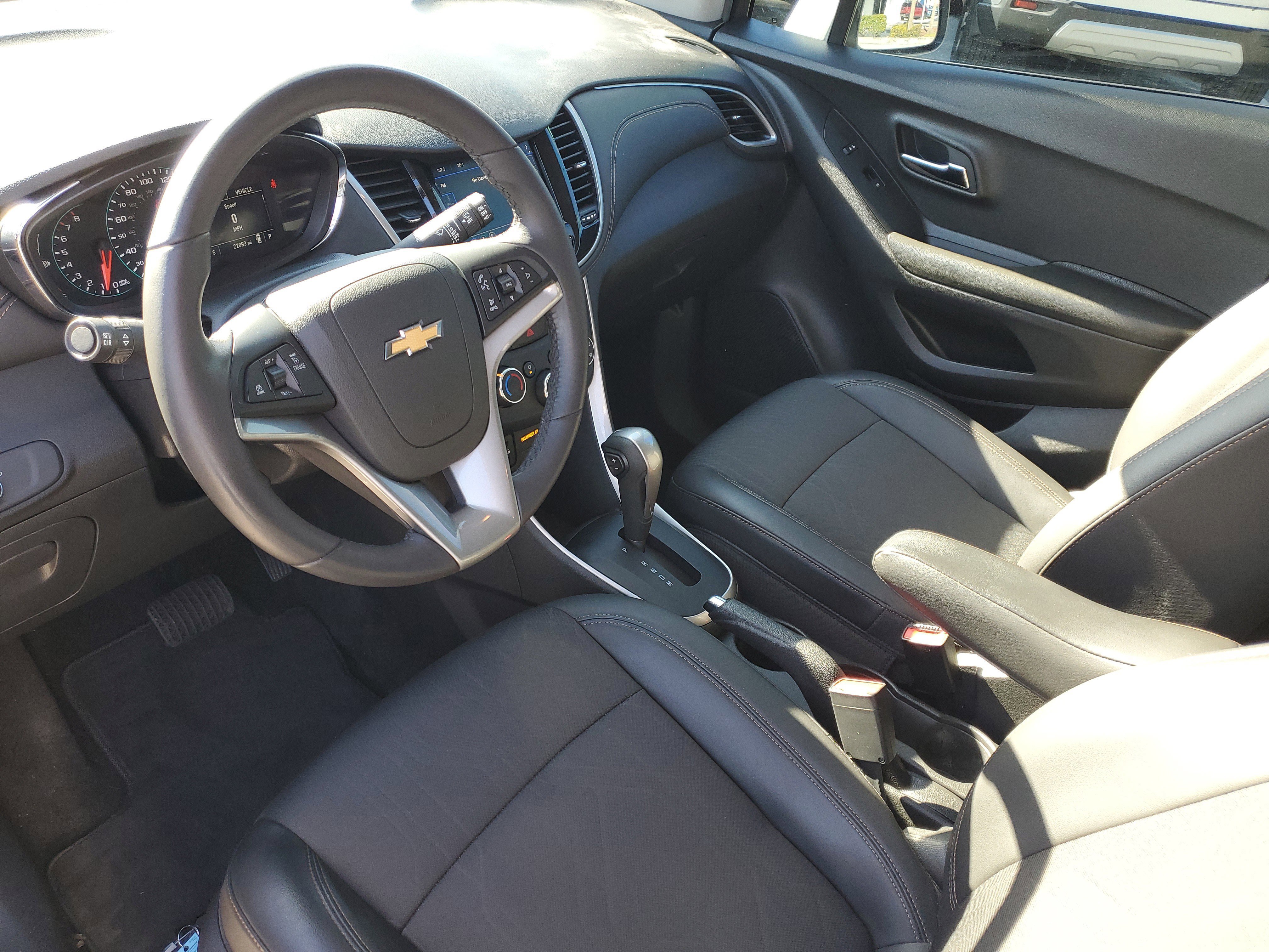 Used 2022 Chevrolet Trax LT w/ LT Convenience Package image 16