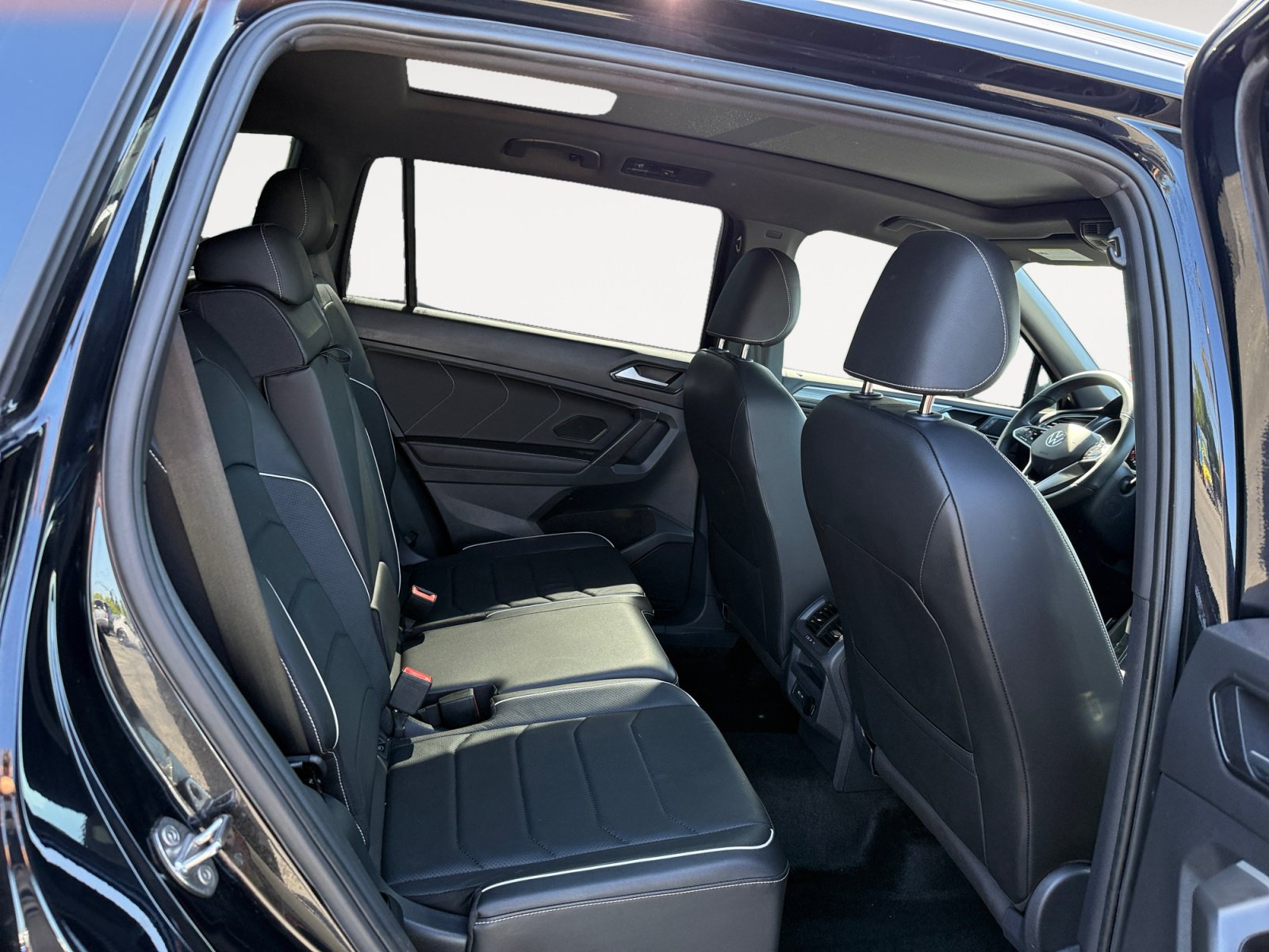 Certified 2024 Volkswagen Tiguan SEL R-Line AWD/4WD image 18