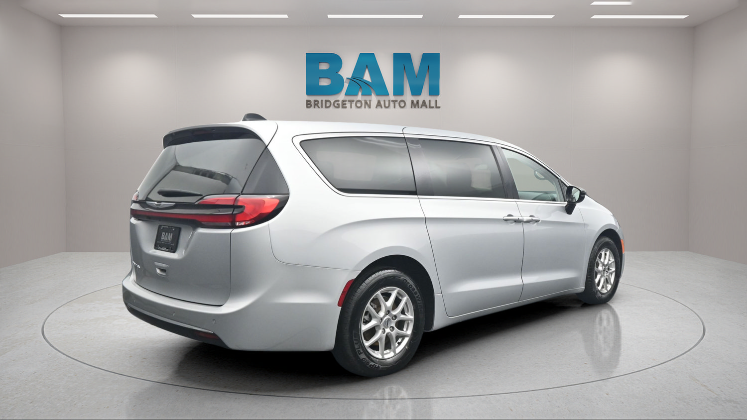 Used 2024 Chrysler Pacifica Touring-L FWD image 6