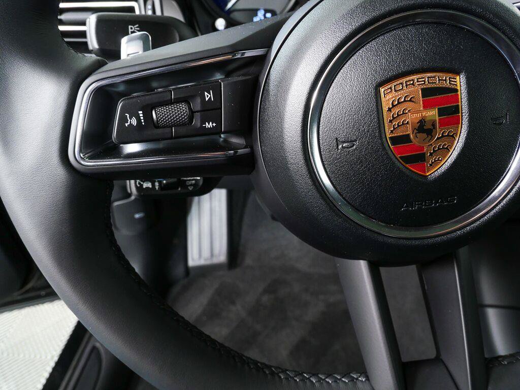 Certified 2026 Porsche Macan AWD/4WD image 10