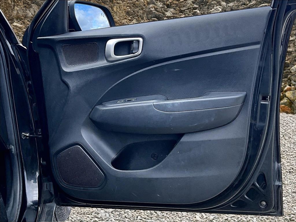 Used 2022 Hyundai Venue SEL image 19