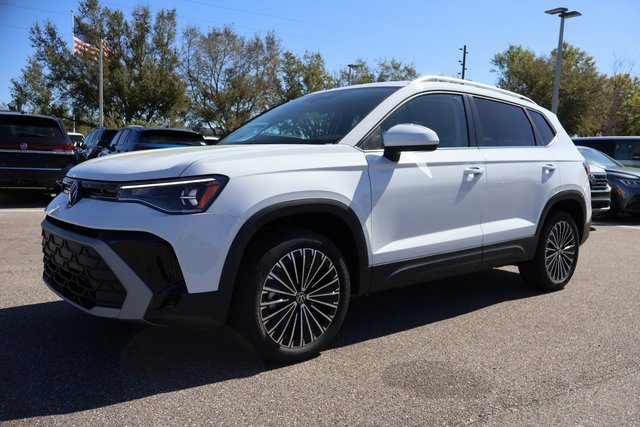 Certified 2025 Volkswagen Taos SE image 3